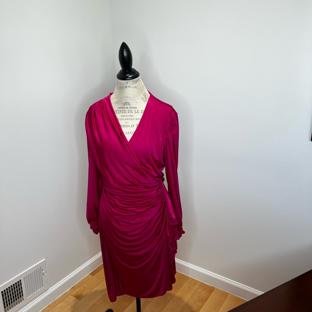 Vintage dress with waist gathers. Beautiful color, good condition. Size 6-8